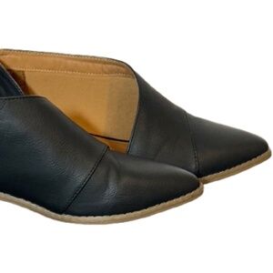 Cushionaire Puck Casual Cut Out Flat Sandals Black Vegan Leather Size 8.5